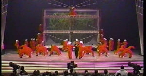 NHK紅白歌合戦にダンサーの赤つなぎを提供